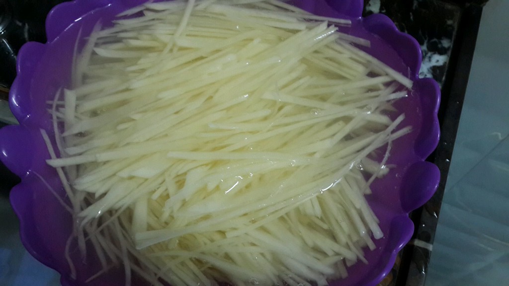 土豆切丝用清水泡几分钟.