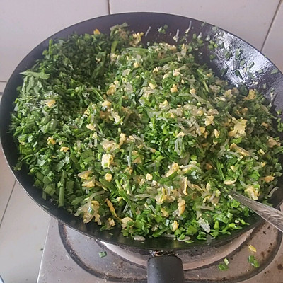 洗好韭菜,晾好,防止一会饺子馅里有水. 7.包包子了! 9.