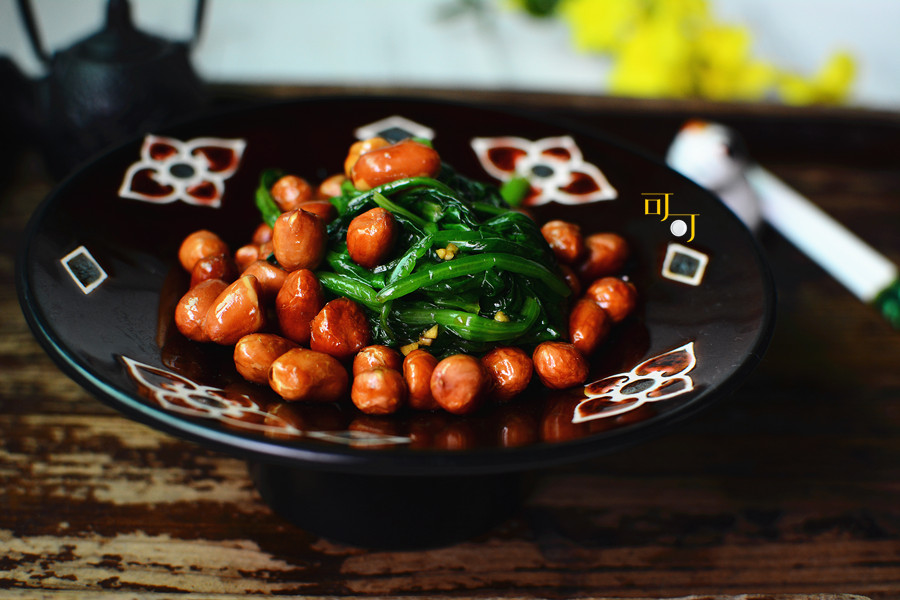 陈醋菠菜花生米:一道经典东北凉拌菜