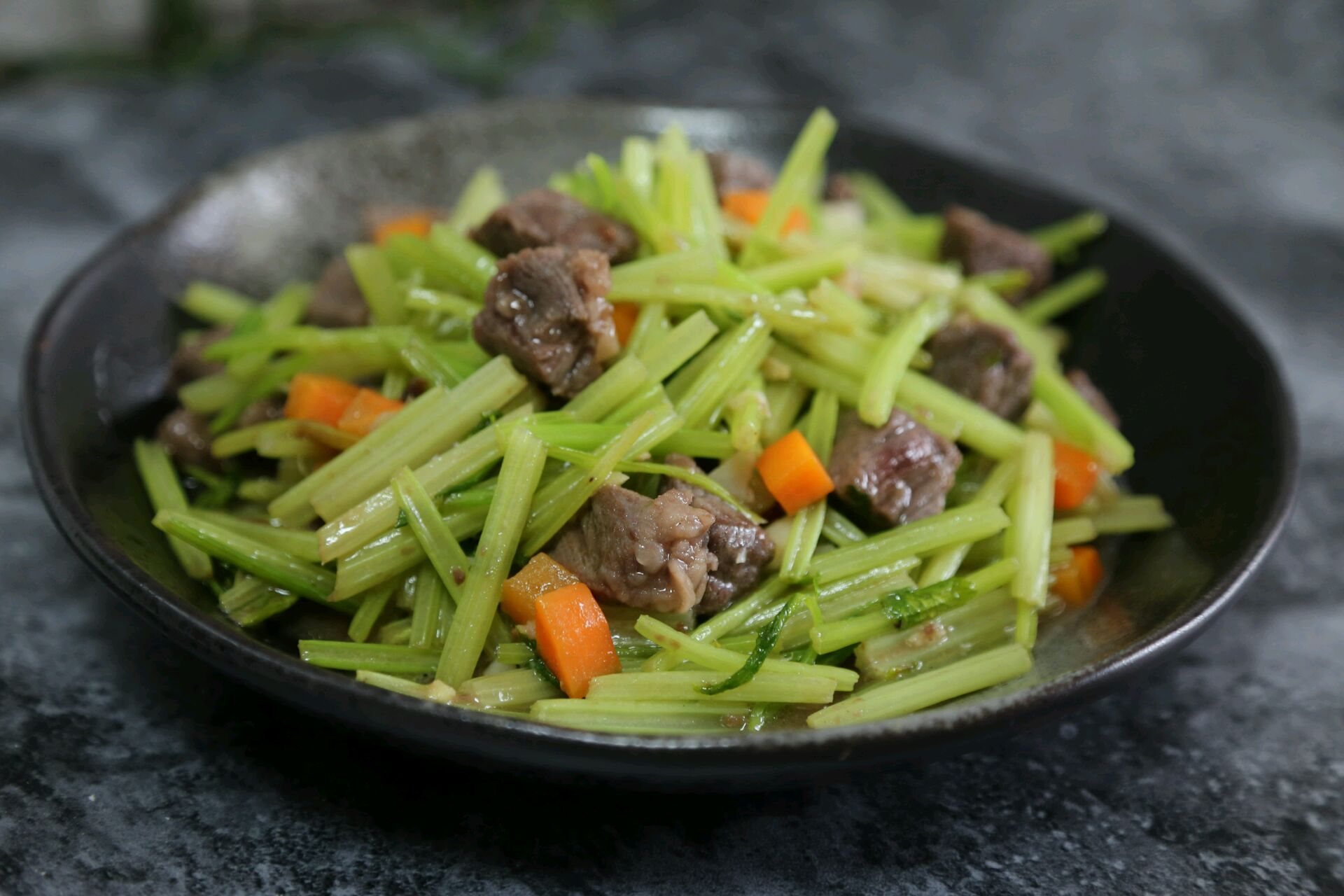 配着米饭开吃吧,蔬菜肉肉都有了.快手晚餐,一个人的饭就这么解决了.