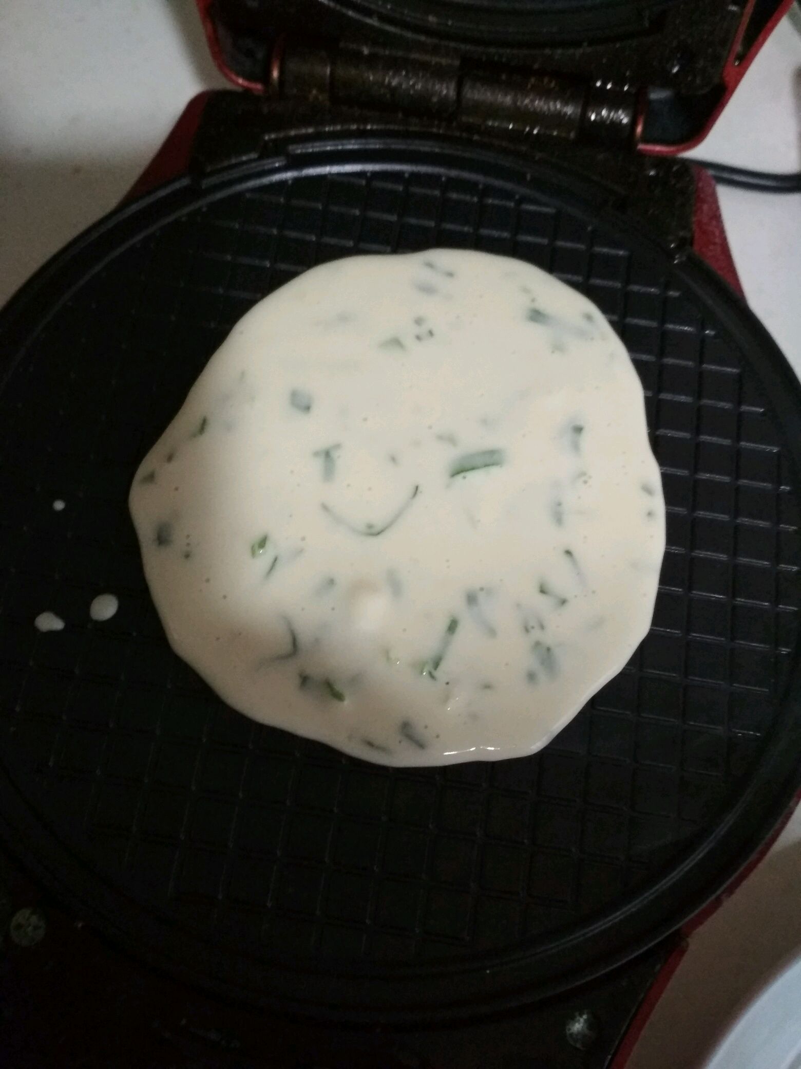 电饼铛,预热3分钟,挖一勺面糊放电饼铛上,盖上盖,1分钟就熟了,特别快