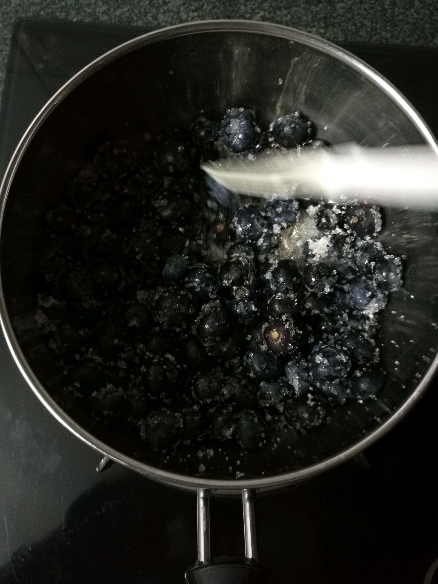 蓝莓用盐水泡个20分钟后用清水洗冲一冲 ,沥干水放进煮奶锅,加入一半