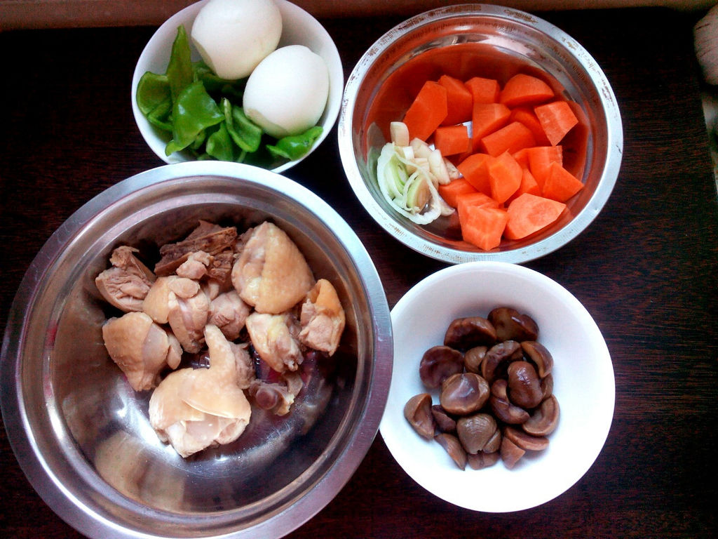 准备食材:鸡蛋煮熟后剥壳,鸡腿切小块用水焯一下