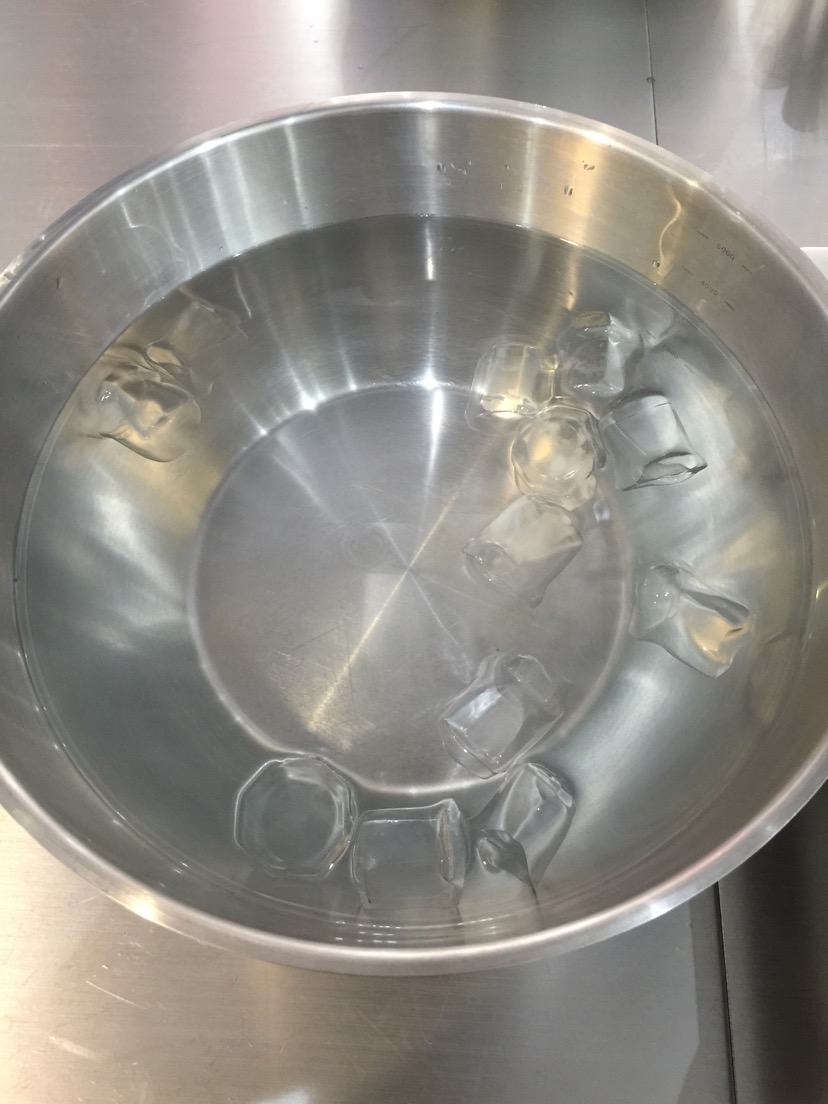 准备一盆冰水.将鸡放入沸水两秒再放入冰水两秒.