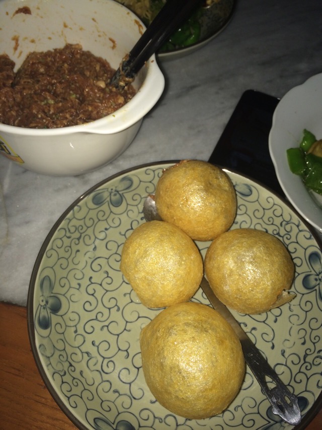 买好的面筋果开一个小孔,用筷子或者勺子把心掏空