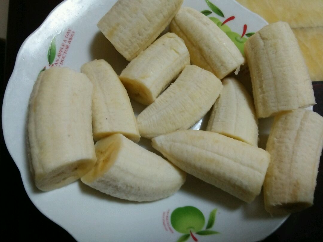 香蕉切小段  尽量选用熟透的香蕉