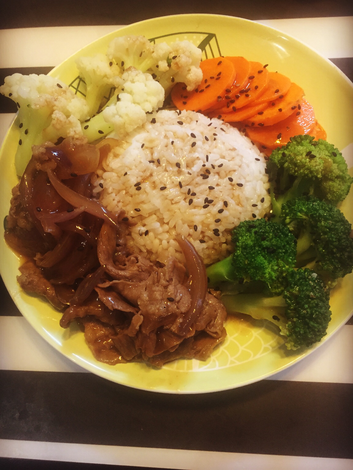把米饭,蔬菜摆盘,然后倒上炒过的肥牛,并在米饭上淋一些汤汁即可 此