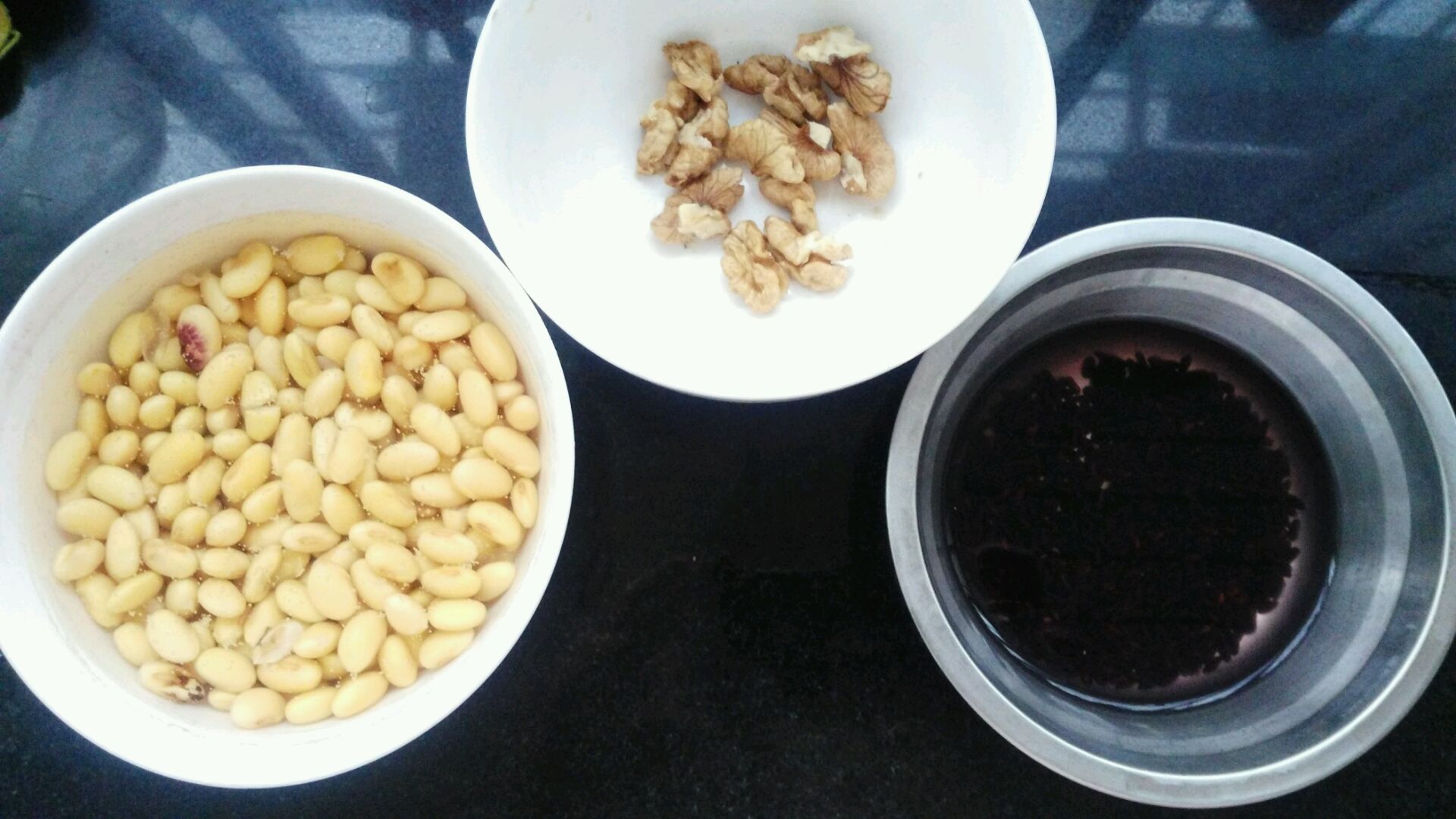 黄豆,黑米提前泡好.核桃剥好.