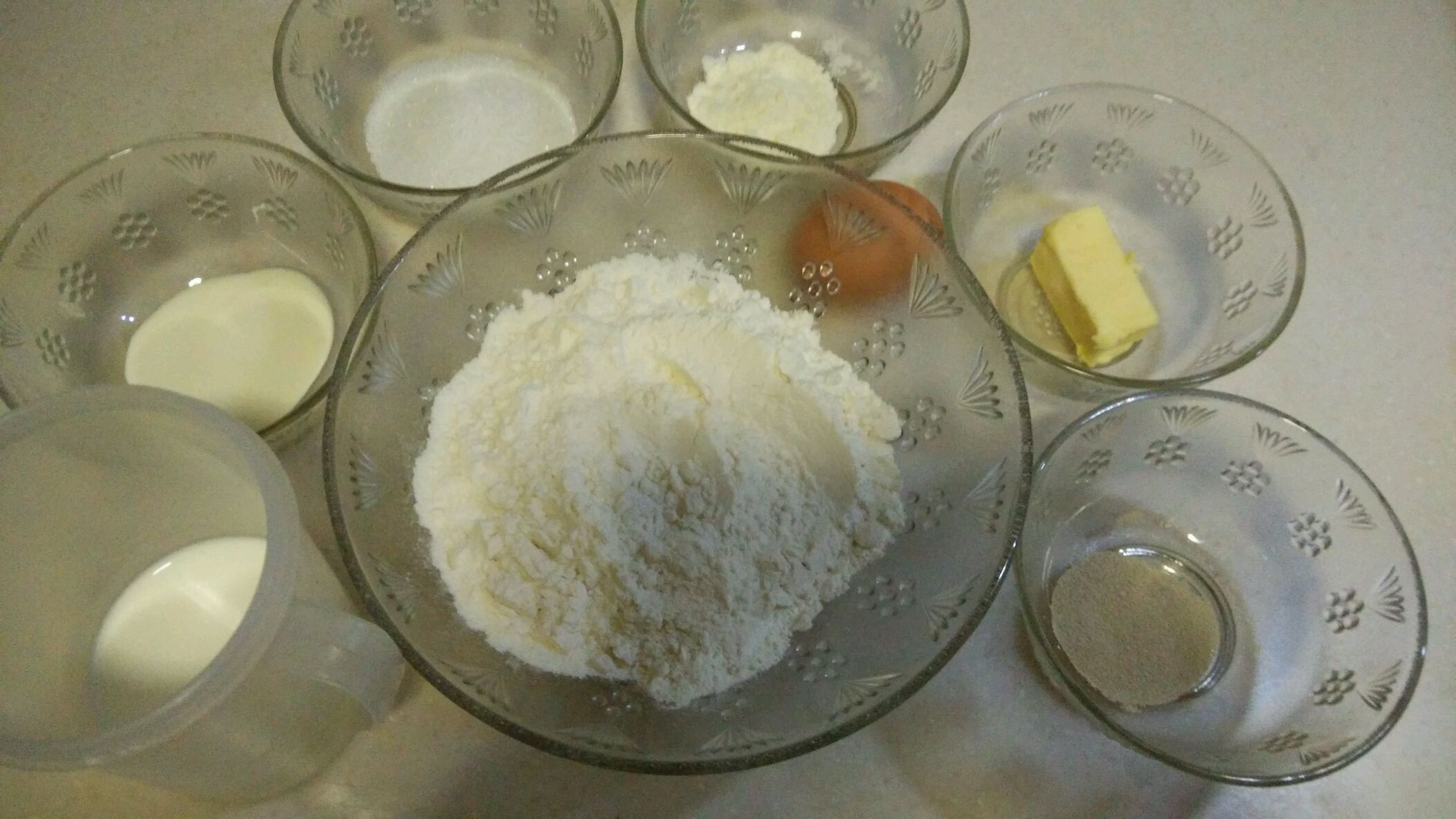 准备制作面包的原材料,黄油室温软化.