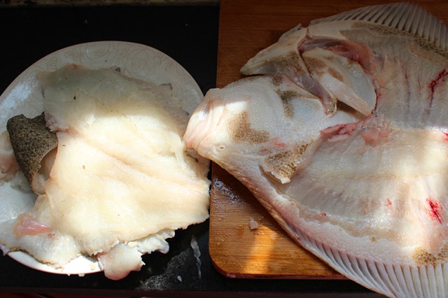 多宝鱼杀好洗净表面黏液,片两大片,再片成厚薄均匀的生鱼片摆盘