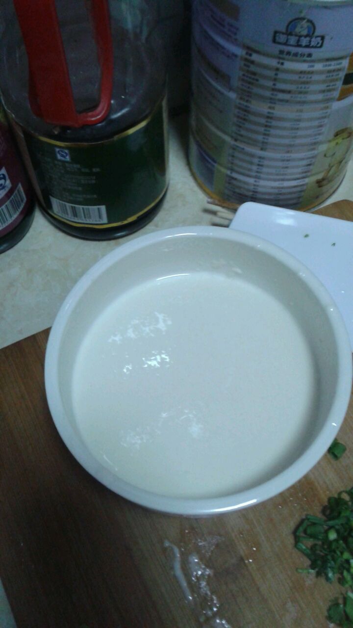 先把面粉打成糊糊.