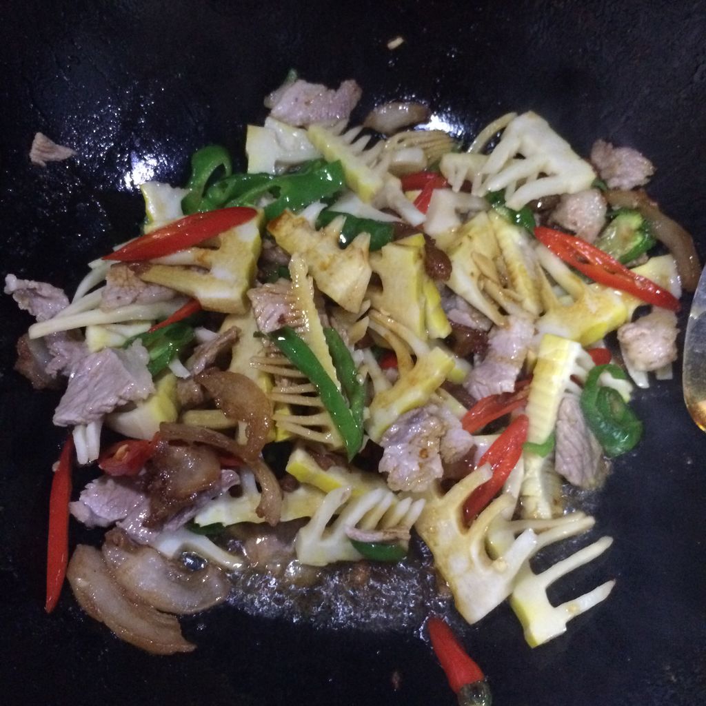 笋子有一点变色加一勺酱油,再放点盐和耗油,炒匀,笋子上色即可