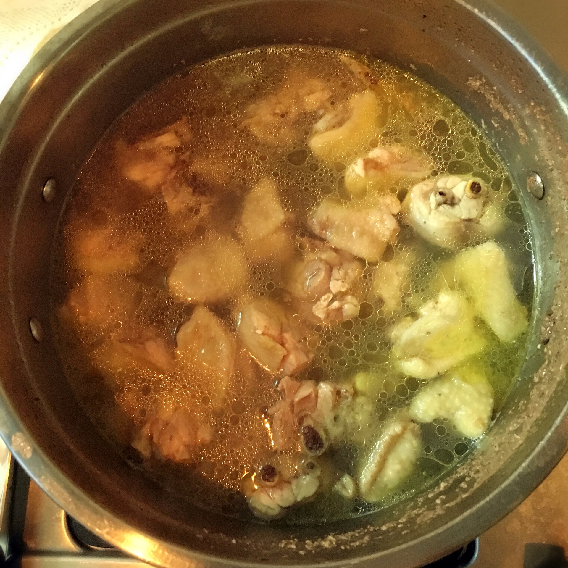 焯水:鸡肉,生姜片,放入开水中,加一点料酒煮开后再煮一会,目的是去腥