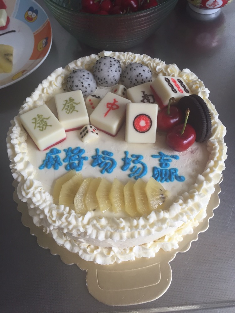 3. 冻好的麻将脱模后,就做里面的字,模具字是凹下去的,把巧克力再化下挤进凹槽中,我是用牙签图上去的,绿发是用白巧克力家抹茶粉出来的绿色