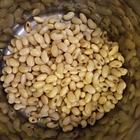 1 黄豆提前一晚浸泡,或者准备煮饭前用开水浸泡一小时,备用