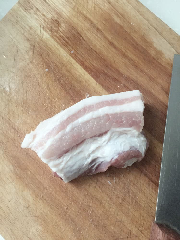 准备一块五花肉,剁成肉泥