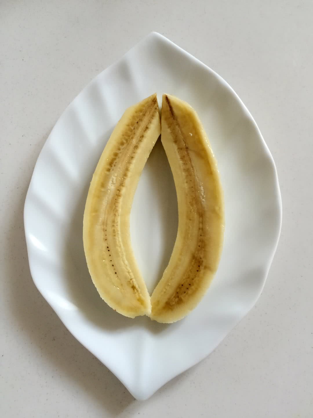 把香蕉对半切开