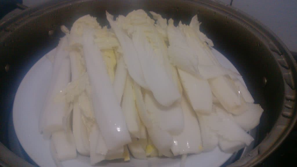 大白菜靠近芯的嫩部一颗,将其切成长条