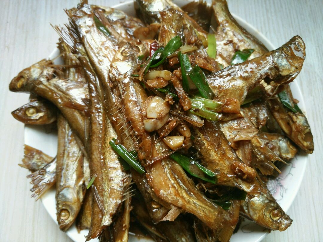 白水干鱼的做法图解1