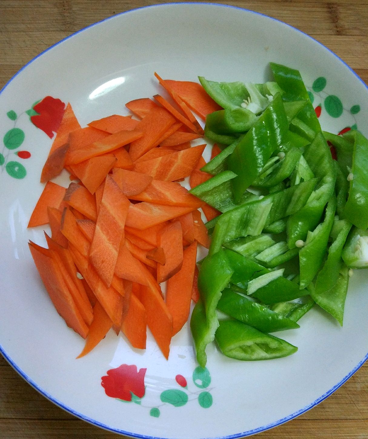 尖椒,胡萝卜切菱形片
