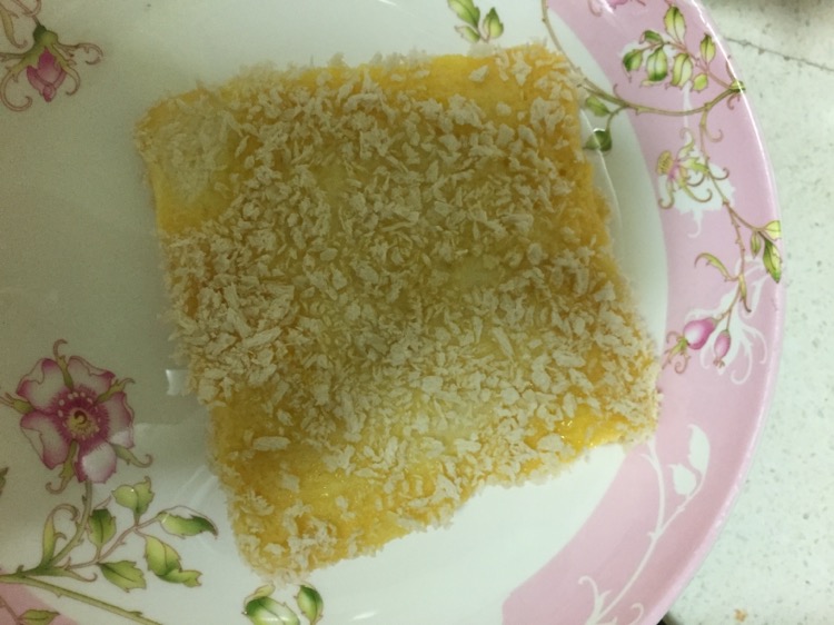 再用吐司蘸着面包糠