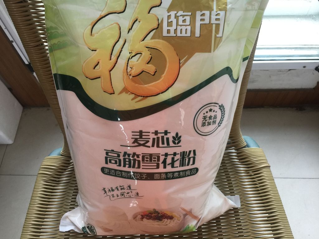 今天用的是福临门麦芯雪花高筋粉,好大话包