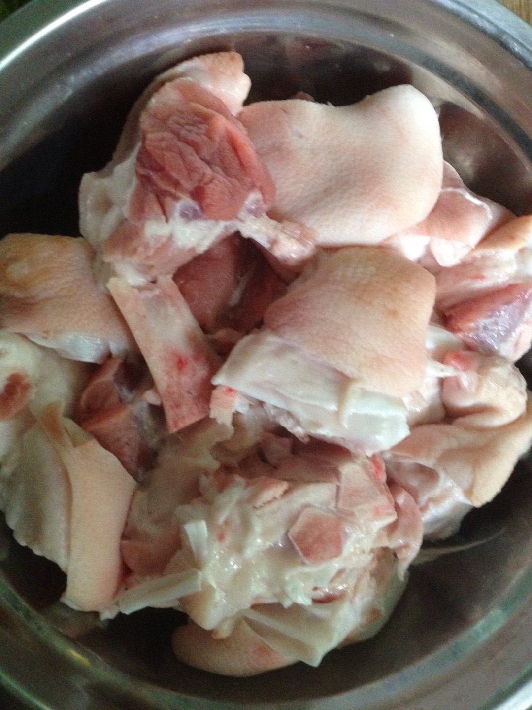 电饭煲花生萝卜炖猪蹄的做法图解1