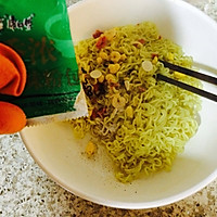 泡面鸡蛋饼#小虾创意料理#的做法图解3