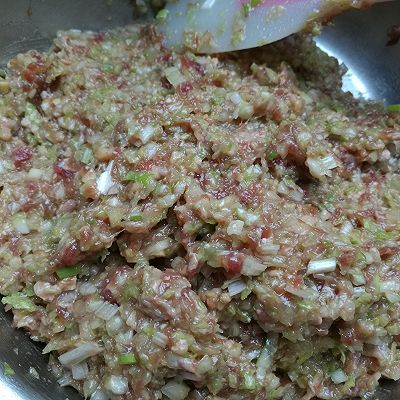 10.加入白菜馅,香油,鸡精搅拌均匀,饺子馅就调好了.