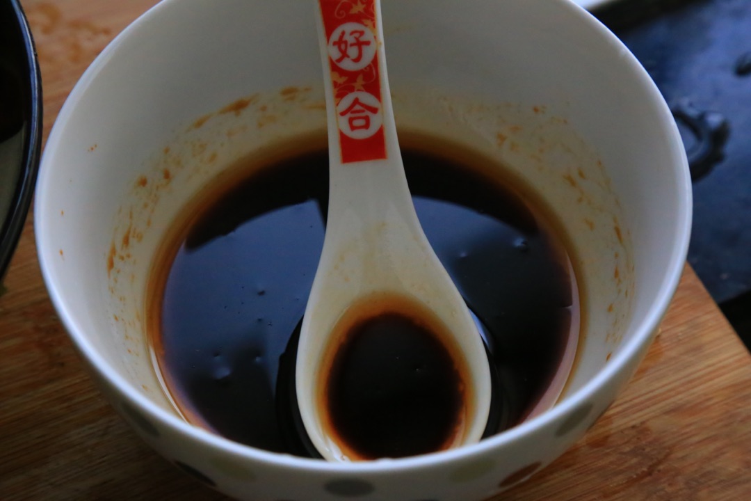 调酱汁.所有的配料放一起就可以了.