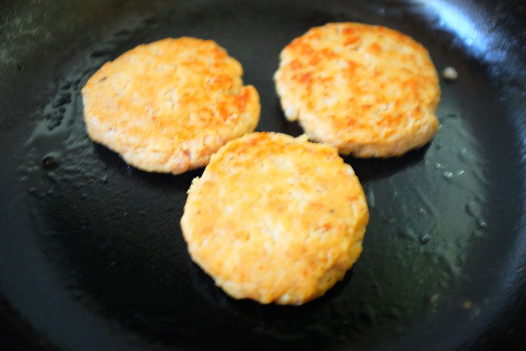 把肉饼放到平底锅稍微煎一下定型