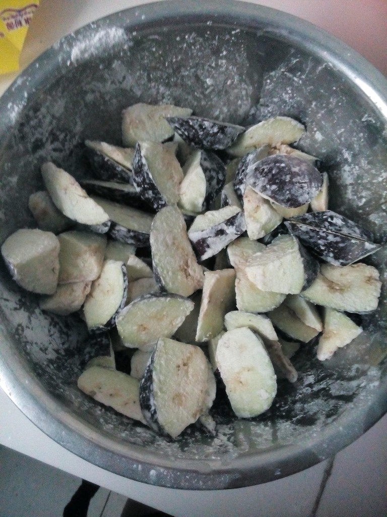茄子切滚刀块 淀粉撒匀