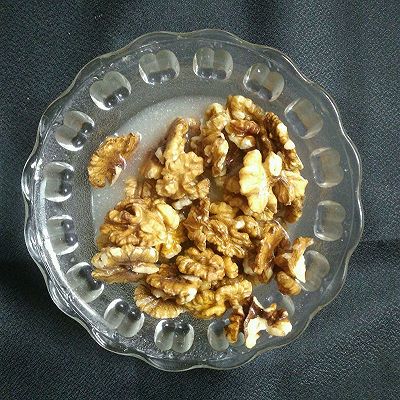 2.把桃仁放到盐水中,搅匀,使每一粒核桃仁均匀沾上盐水!
