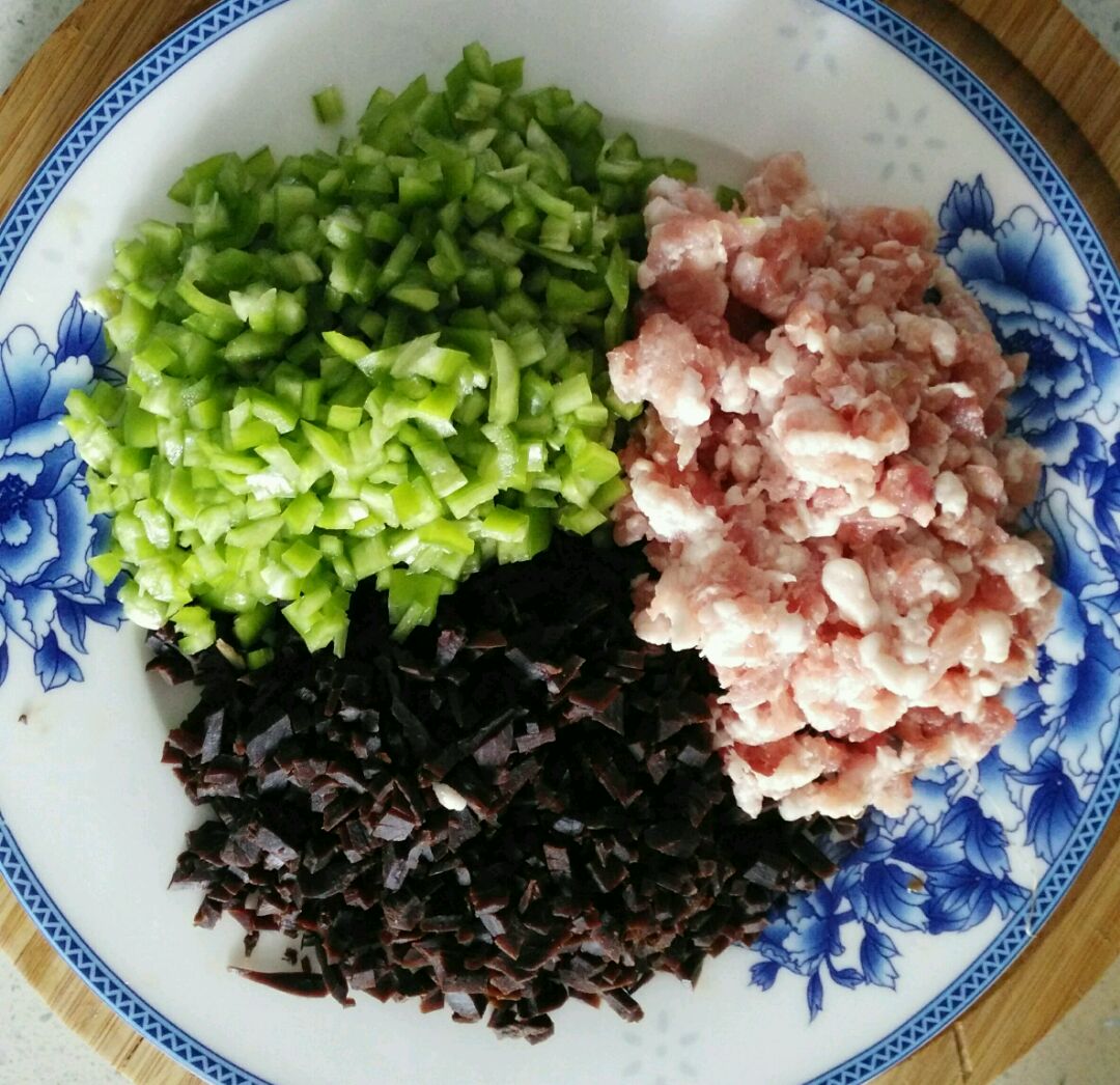 青椒,大头菜切成小粒,五花肉馅