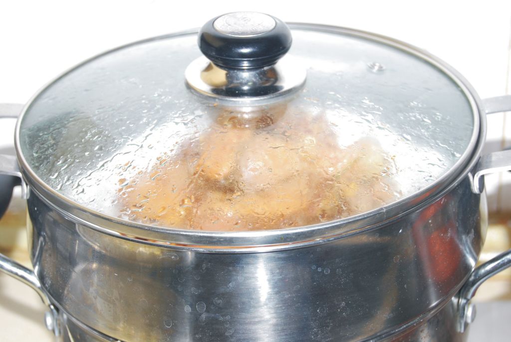 入开水锅,隔水蒸制25分钟左右,至鸡肉熟透,关火