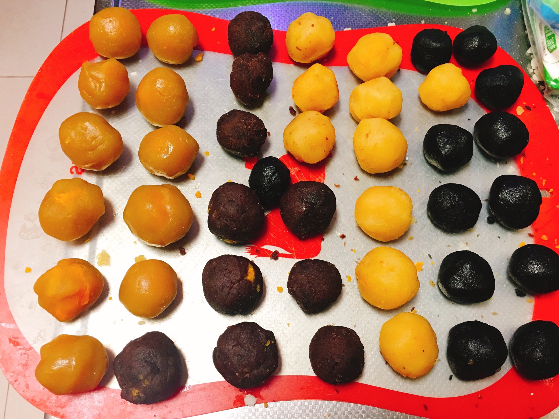 不同口味的馅儿料分成比面团小的团子