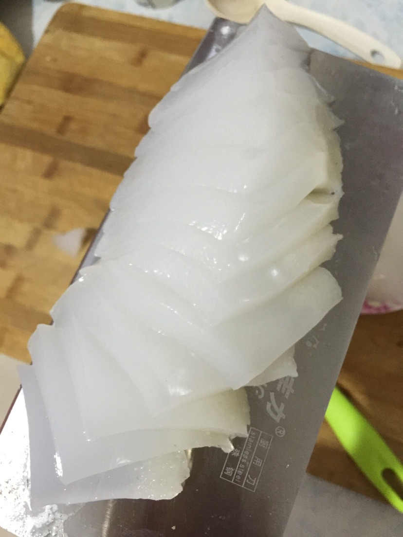 豆浆机停止倒出冻浆,放在盆子里,将盆子放在阴凉处,待皮冻自然凝结!