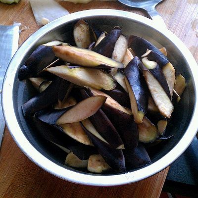 1.长茄子切滚刀,中火下锅煸干水分,盛出备用.