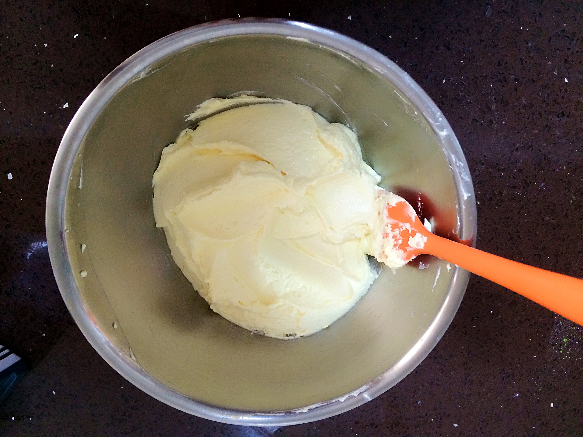 分5次把蛋液加入黄油糊中,每次打发1分钟,避免水油分.