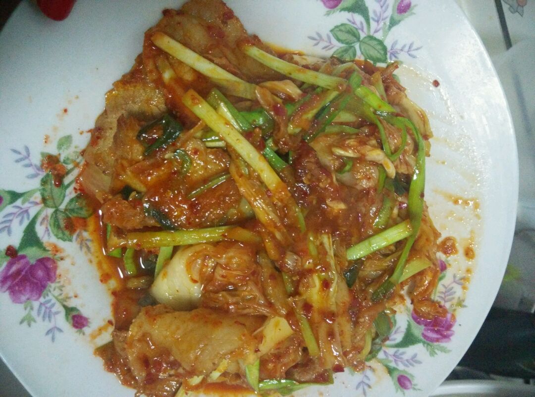 泡菜炒五花肉的做法