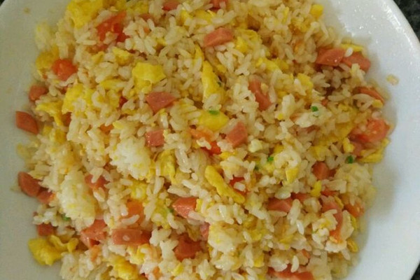 火腿肠蛋炒饭的做法