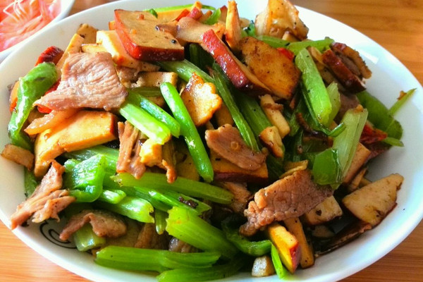 芹菜和腊肉怎么做好吃 香芹炒腊肉 主料 3人份 腊肉85克,欧芹