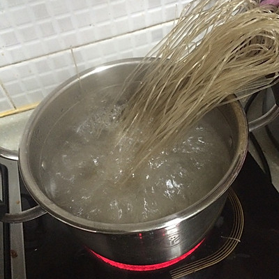 里面放一勺盐,这个过程中准备其他的东西,红薯粉还是比较耐煮的,而且