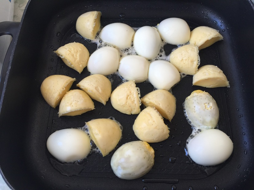 锅里倒油,开始煎实蛋,带黄的鸡蛋要先煎蛋黄那面,不然会散