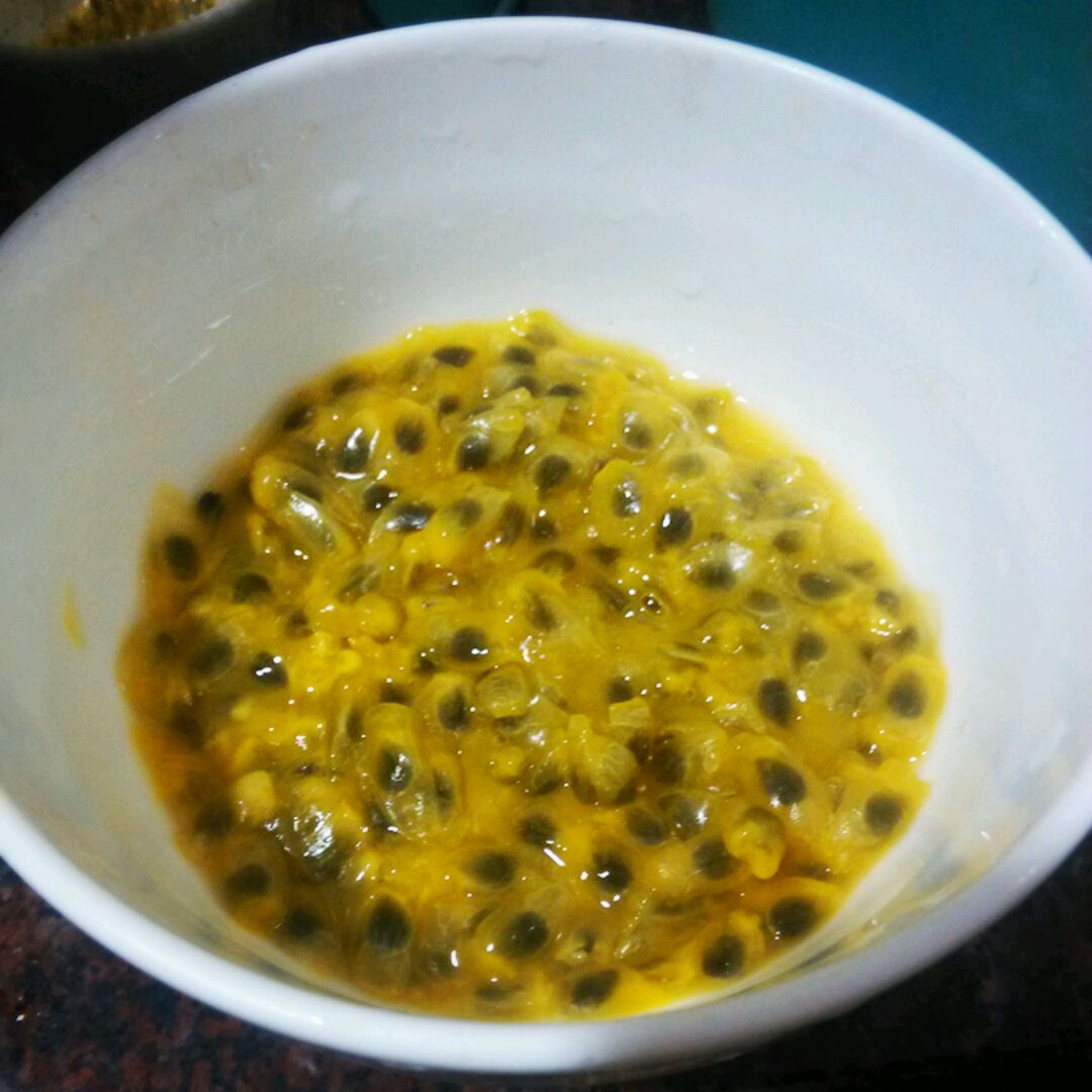 百香果剪开, 挖出籽, 下少许蜂蜜