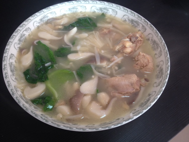 秀珍菇,金针菇,生菜都清洗干净,切段.米饭一碗备用. 2.