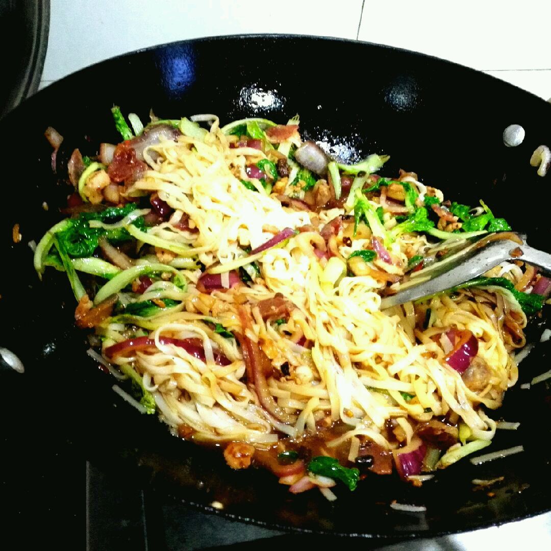小白菜6棵 广式腊肠2根 猪肉沫3两 洋葱1只 蒜蓉少许 海南炒粉的做法