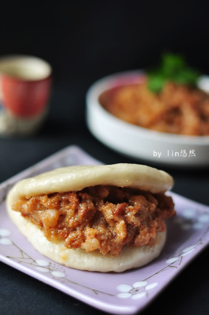 蒸熟的笼笼肉用荷叶饼夹上,称为:笼笼肉夹馍