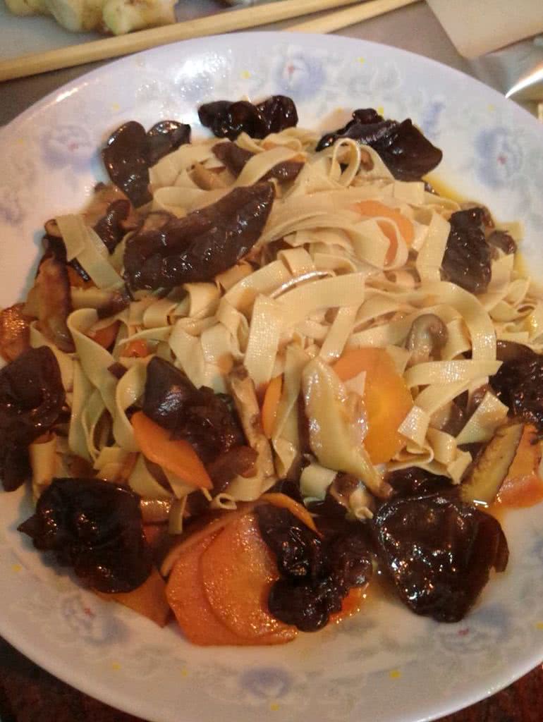 材料备好 2.先把木耳香菇胡萝卜用油炒炒 3 加入 豆腐皮