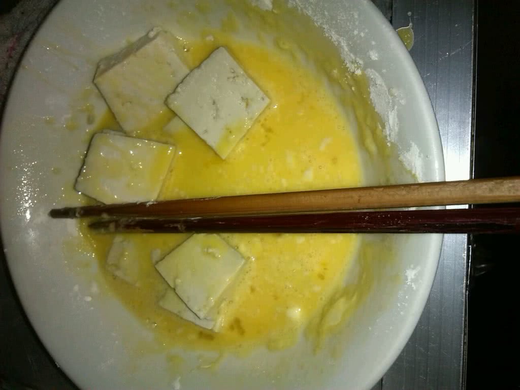 鸡蛋,面粉,小粉,盐适量调开,豆腐裹一下,油热下锅,炸至金黄既可